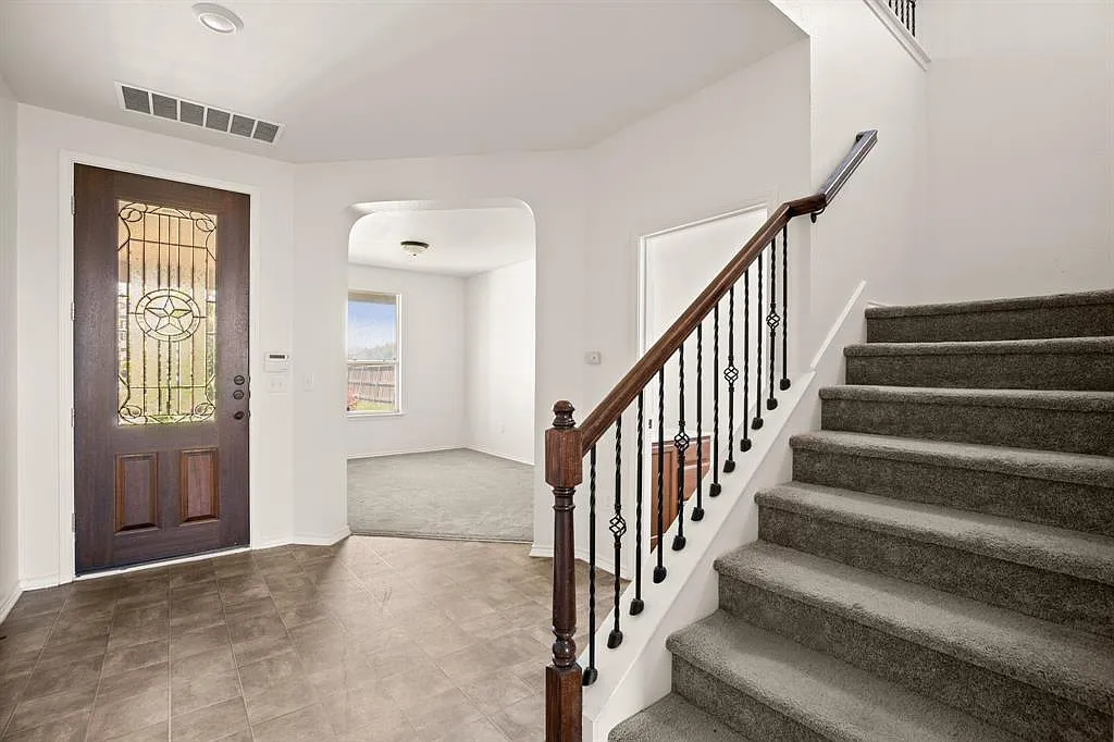 3 bed, 2.5 bath, 2489 sqft, $2,050 — Photo 2