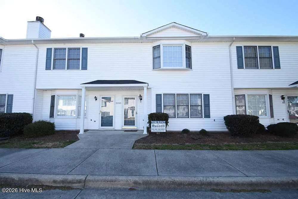 3 bed, 2.5 bath, $1,100 — Photo 1