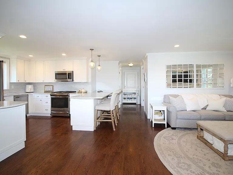 114 Richard St — Photo 4