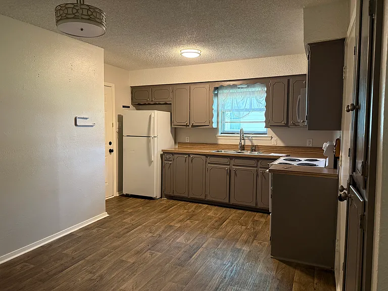 1212 S Clements St — Photo 3