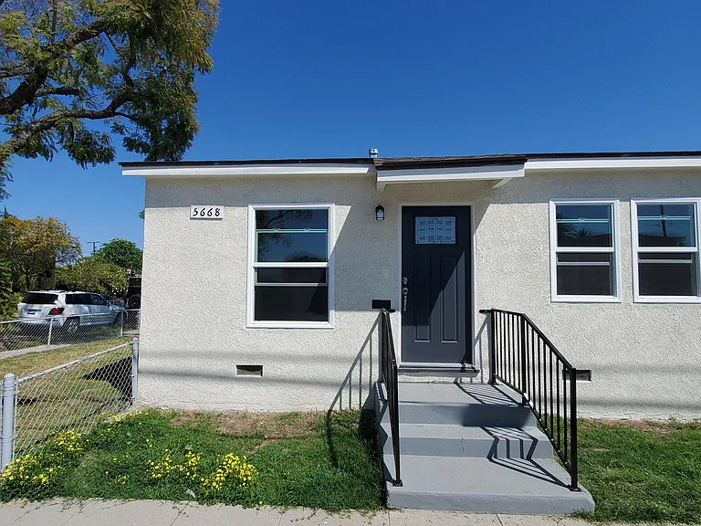 5668 N Elm Ave — Photo 2
