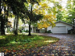 125 S Nanagosa Trl, Suttons Bay, MI 49682
