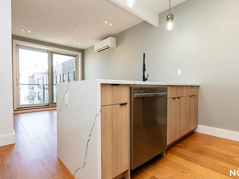675 E 32nd St #26 — Photo 3