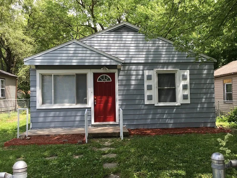 1147 Sharon Ave photo 1