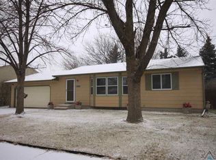 5420 W Deer Creek Dr, Sioux Falls, SD 57106