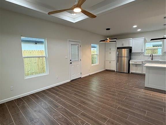3rd image of 1301 Woodlands Trl