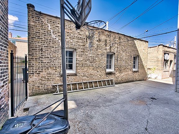 3rd image of 6318 N. Francisco Ave
