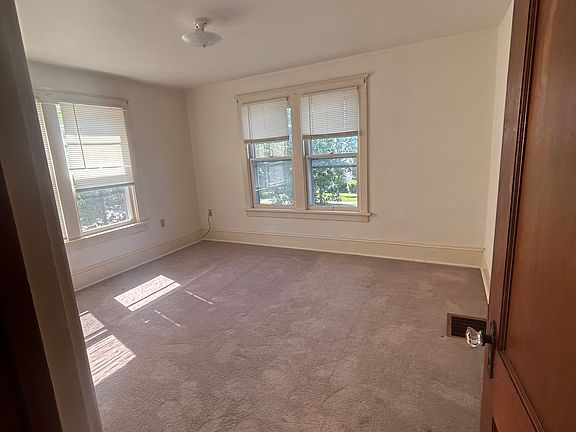 3rd image of 563 Lincoln Ave