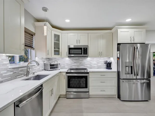 2201 NW 83 Avenue, Pembroke Pines, FL 33024