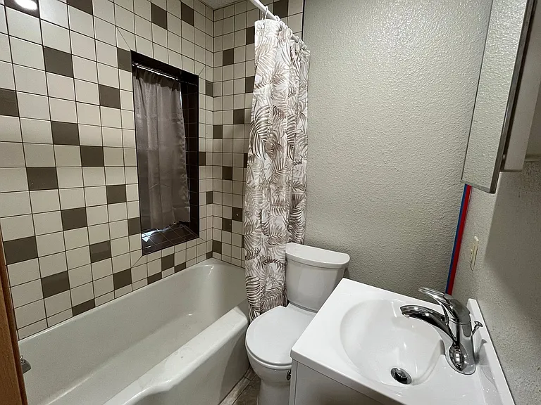 7 N Broadway St — Photo 8
