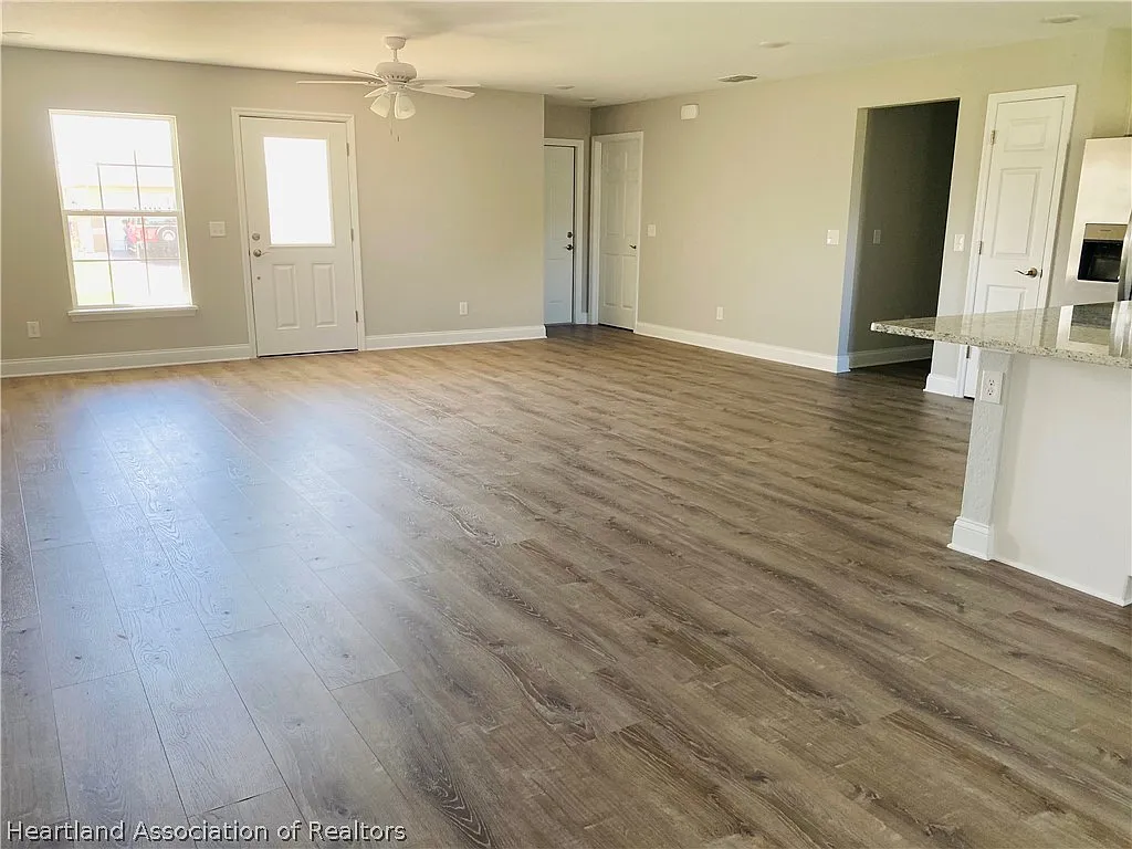 3 bed, 2.0 bath, 1492 sqft, $2,060 — Photo 2