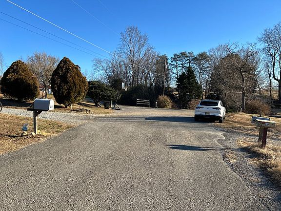5th image of 210 Lakewood Subdivision Rd