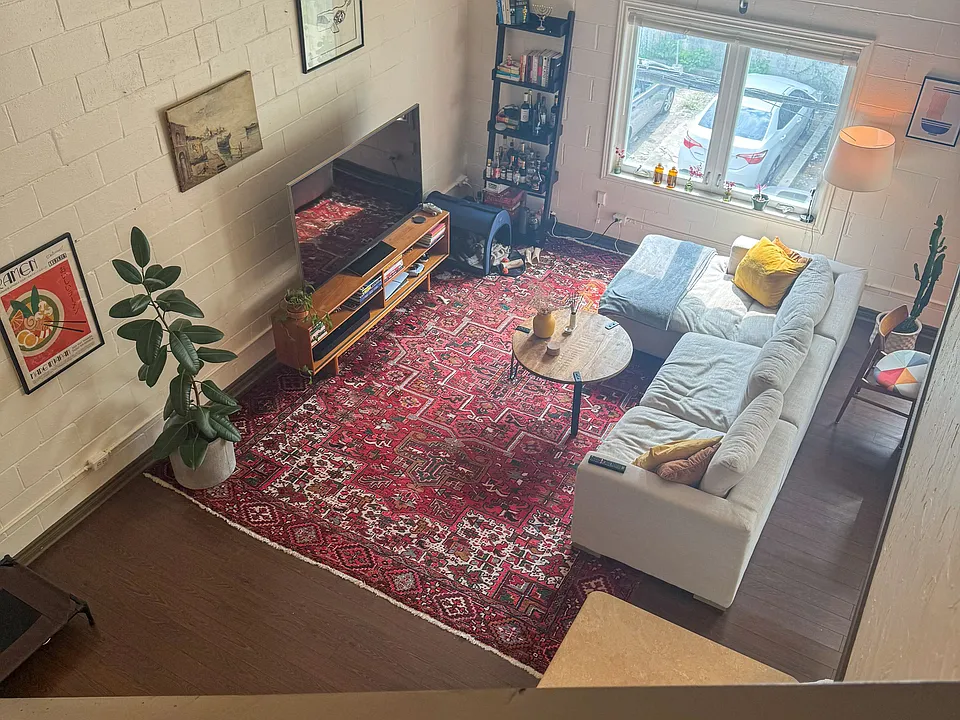 325 Queen St E #2D