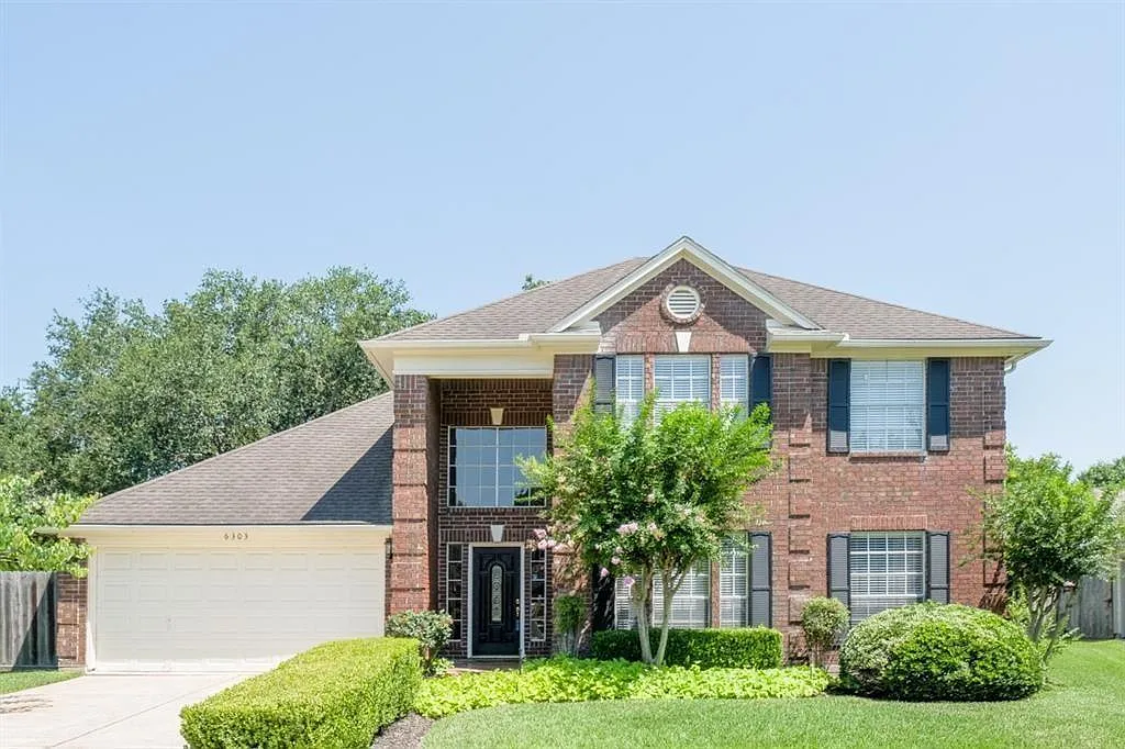 Photo 1 of 29 - 6303 Carissa Ct - Sugar Land, TX Primary Photo - 6303 Carissa Ct