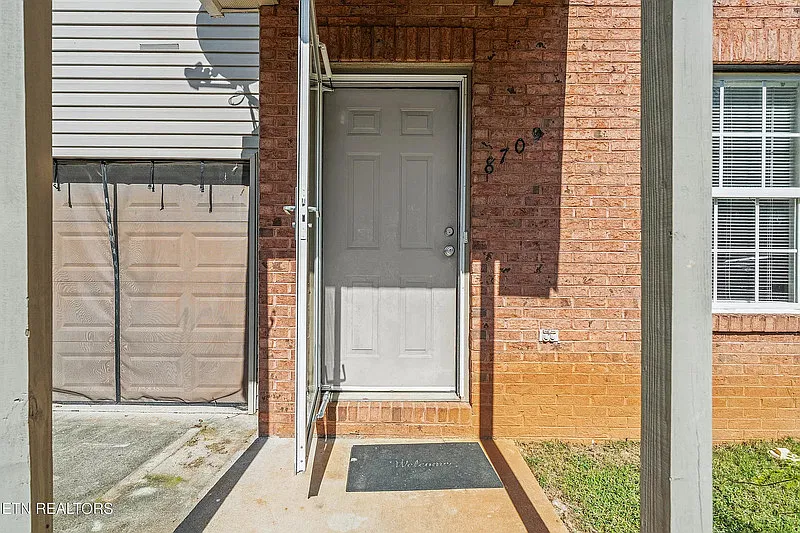 2 bed, 2.5 bath, 1324 sqft, $1,845 — Photo 2