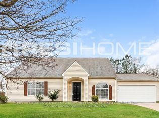 2735 Holly Berry Dr, Ellenwood, GA 30294