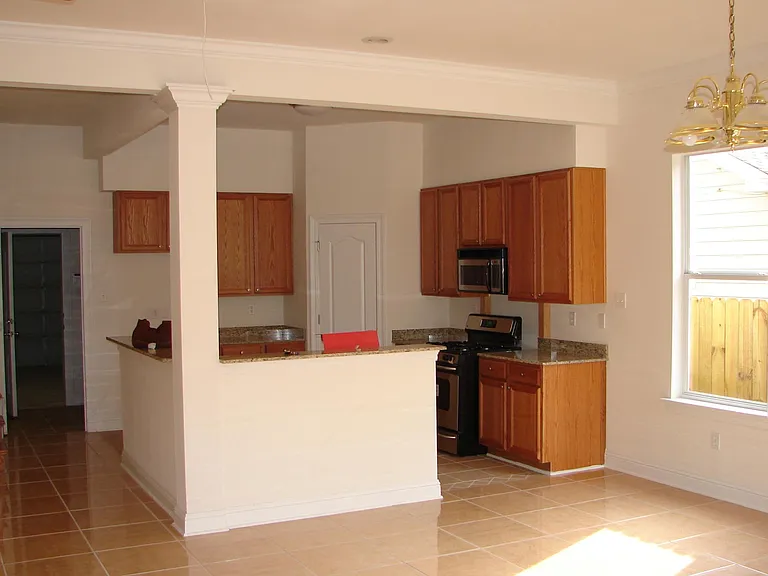 917 Milton St — Photo 6