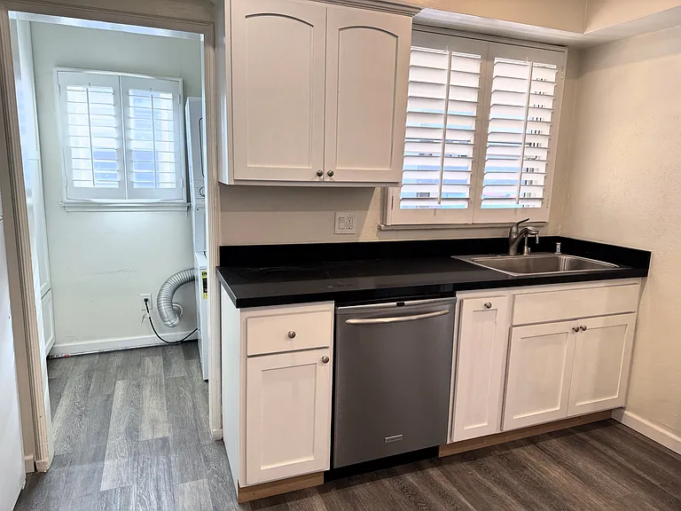 Dunsmuir Apartments — Photo 10