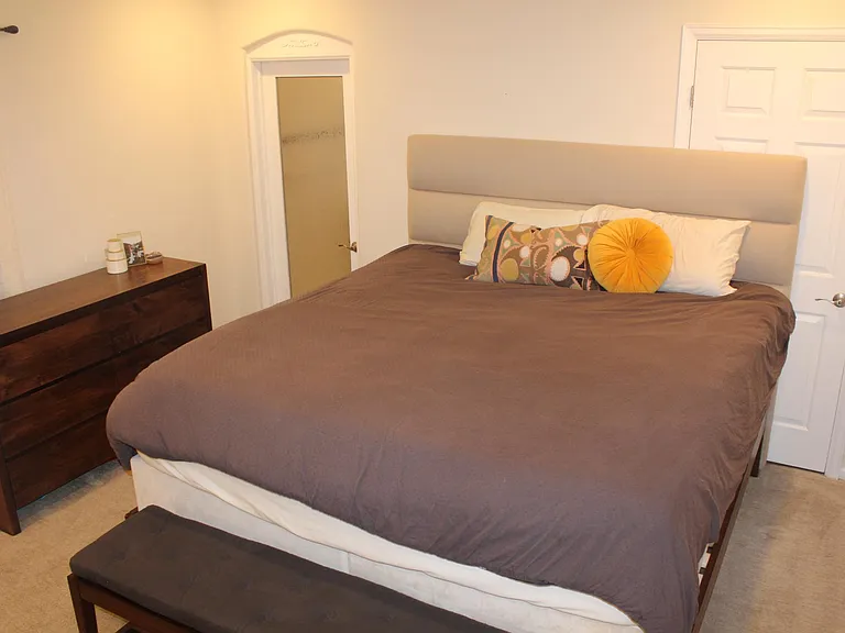 Master bedroom that can fit king size bed, double closet.