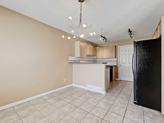 3rd image of 40 W Simcoe Pl SW