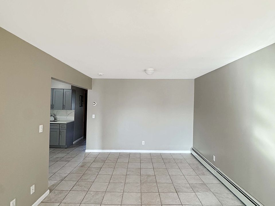 DINNING AREA (UN-STAGED)