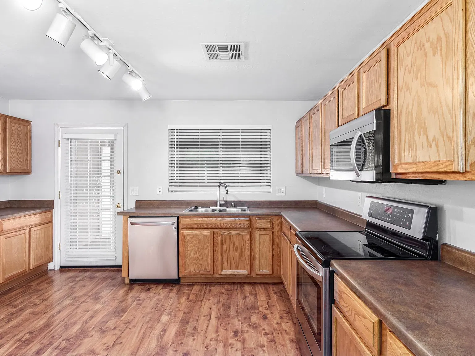 3 bed, 1253 sqft, $1,775 — Photo 2