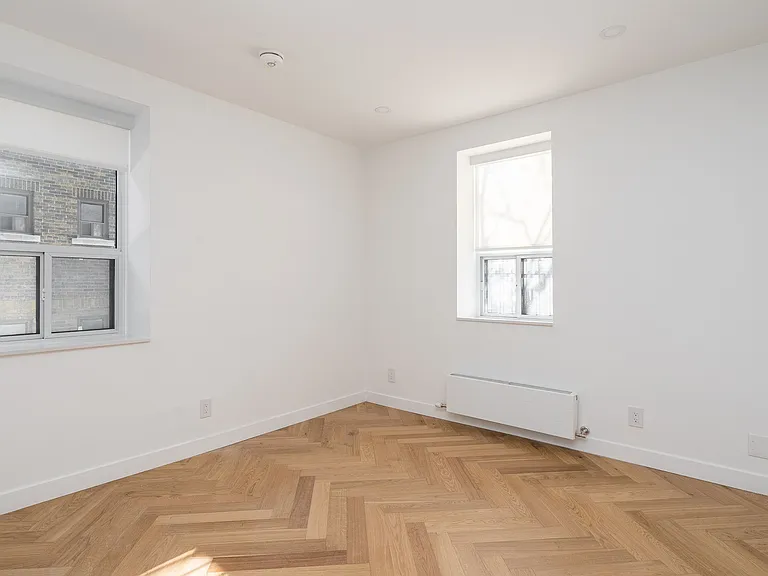 110 Wellesley St E — Photo 9