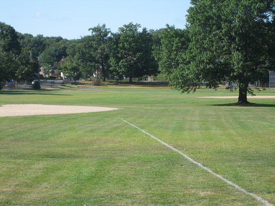 1 minute walk to the park.