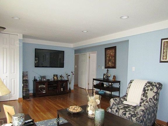5th image of 25327 Marilyn Ave
