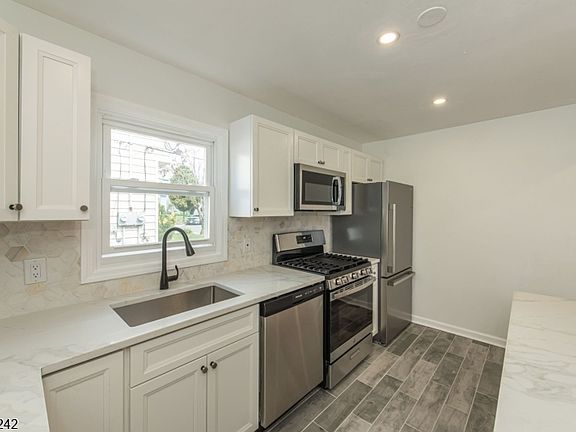 5th image of 5 Underhill Ct