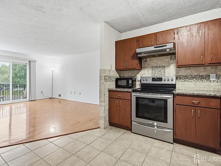 334 Lancaster Ct — Photo 10