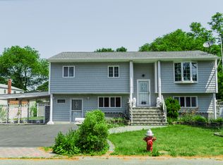 11 9th Ave, Brentwood, NY 11717
