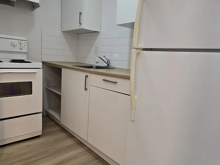735 Pam Cres #BASEMENT — Photo 6