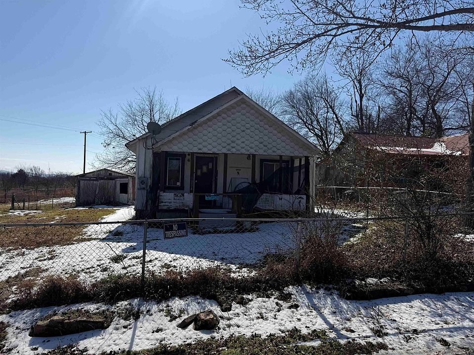 2nd image of 1004 Reeves Ave