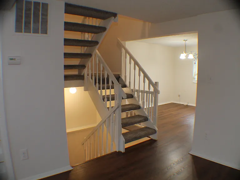 BREAKFAST ROOM OPENS TO DINING ROOM
