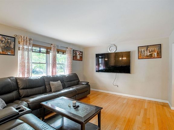 4th image of 822 Niewahner Dr