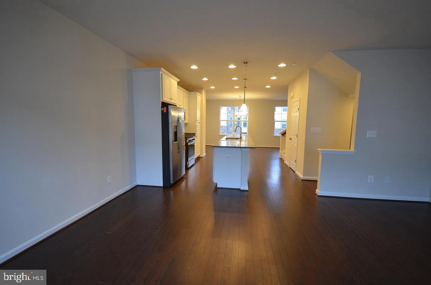 3 bed, 4.0 bath, 2032 sqft, $2,690 — Photo 2