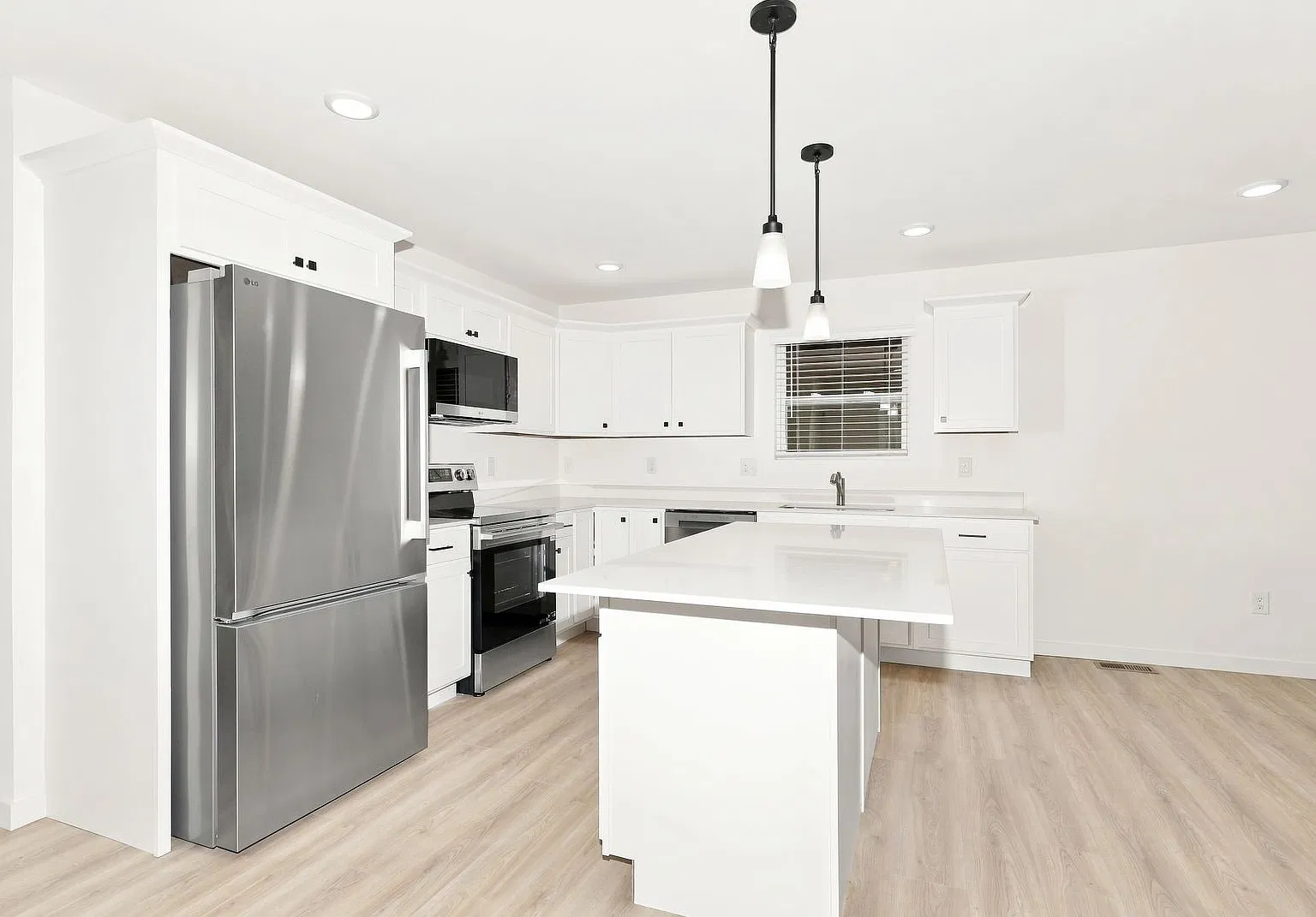 1 Month FREE Rent! Applied to Your First Full Month. Terms & Conditions Apply. — Photo 2