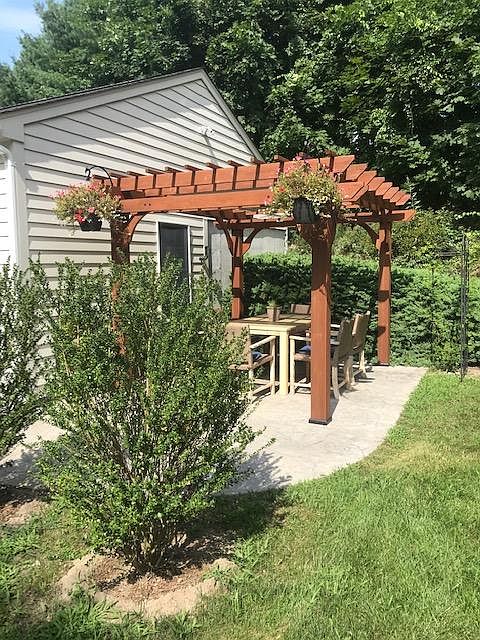 Pergola, outdoor area/grill.