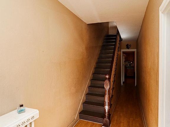 5th image of 987 E Philadelphia St