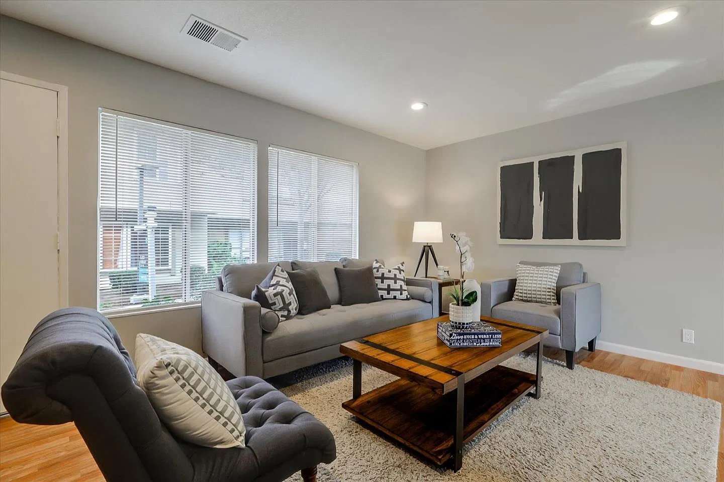 3 bed, 1176 sqft, $3,850 — Photo 2