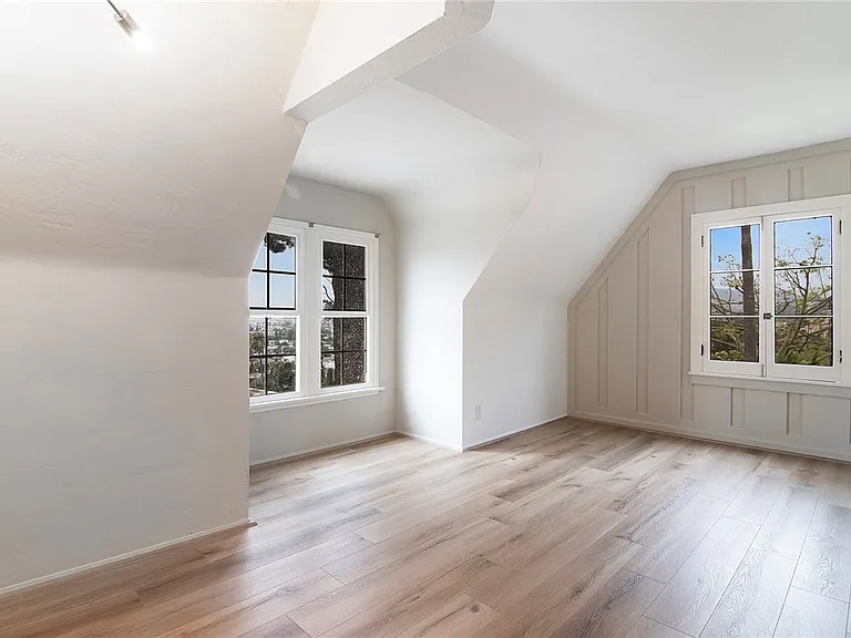 934 Highline Rd — Photo 24