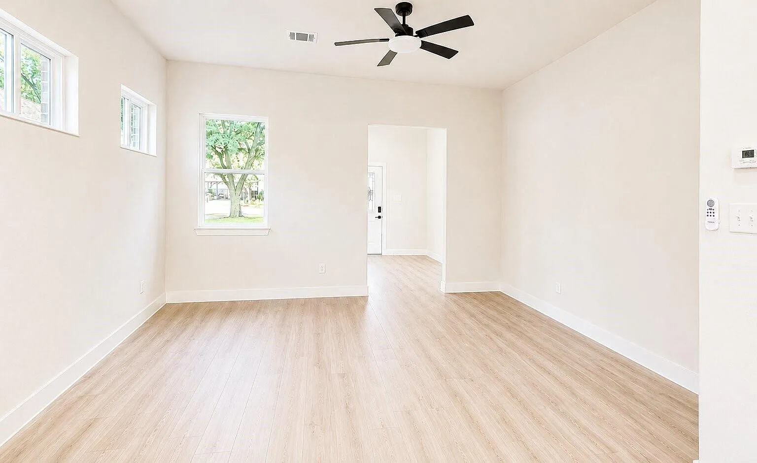 3 bed, 2.0 bath, 1395 sqft, $2,400 — Photo 4