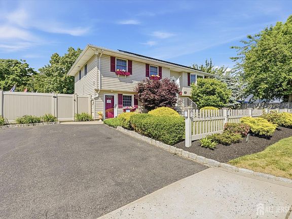 3rd image of 902 10th St