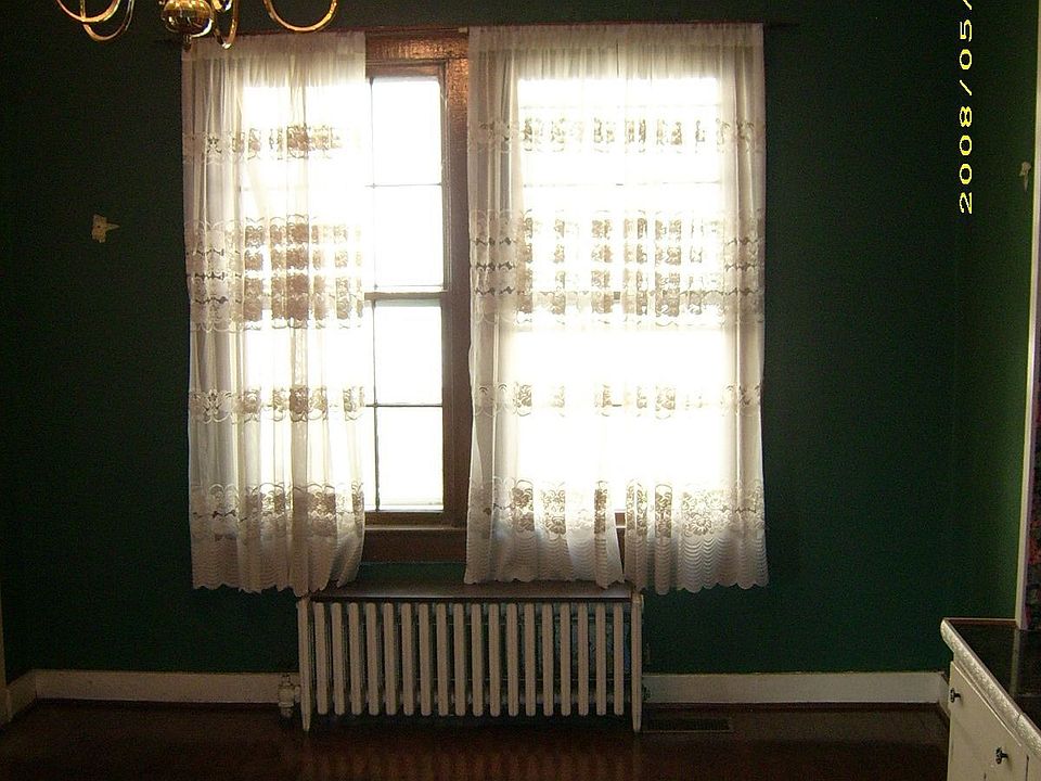 2nd image of 815 Belleville St