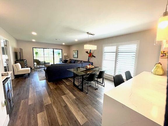 5th image of 5 Stratford Drive E #D