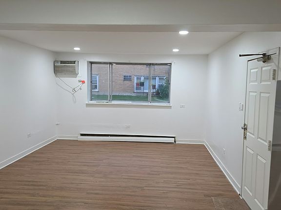 3rd image of 1314 E Roosevelt Rd APT 1