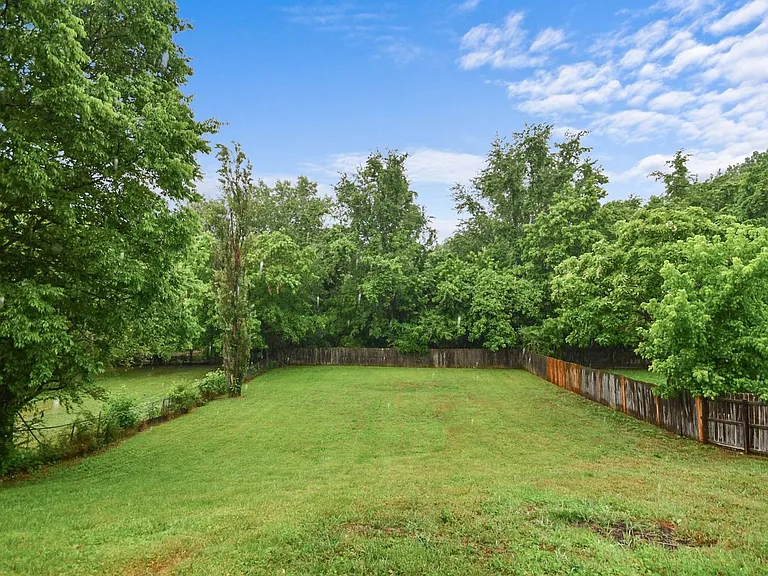 706 Green Valley Ct — Photo 18