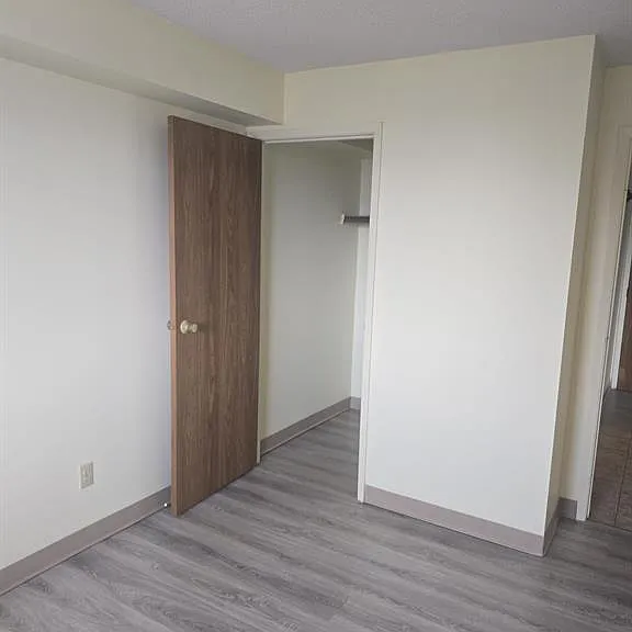 150 Park St W #811 — Photo 5