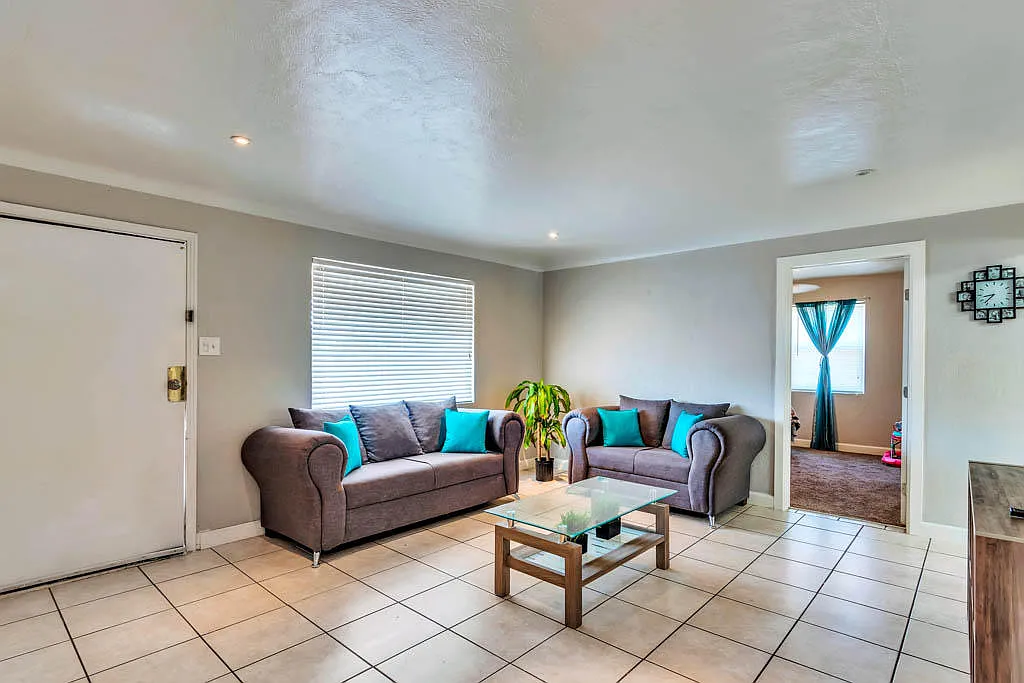 3 bed, 1.0 bath, 1151 sqft, $1,350 — Photo 4